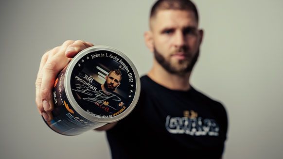Czeska bajka w UFC. Procházka przetrwał ciosy niszczyciela i powalił go łokciem na ziemię.